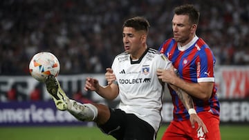 Futbol, Colo Colo vs Cerro Porteño.
Fase de grupos, Copa Libertadores 2024.
El jugador de Colo Colo Guillermo Paiva, izquierda, disputa el balon contra Eduardo Brock de Cerro Porteño durante el partido de copa libertadores por el grupo A disputado en el estadio Monumental en Santiago, Chile.
03/04/2024
Jonnathan Oyarzun/Photosport
Football, Colo Colo vs Cerro Porteño.
Group stage, Copa Libertadores 2024.
Colo Colo's player Guillermo Paiva, left, vies the ball against Eduardo Brock of Cerro Porteño during the copa libertadores match for group A at the Monumental stadium in Santiago, Chile.
03/04/2024
Jonnathan Oyarzun/Photosport