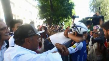 Emotivo abrazo de Gaviria con su familia tras ganar la etapa