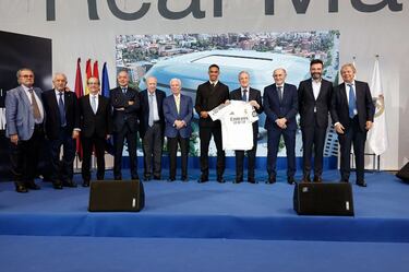 Alexander-Arnold y Florentino Pérez durante la presentación.
