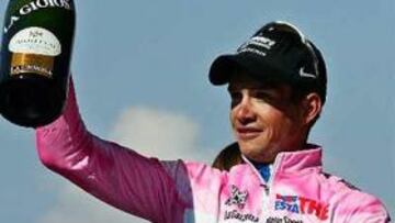 <b>ÚLTIMA ETAPA. </b>Paolo Savoldelli celebra su victoria en el Giro de Italia antes del inicio de la última jornada, con final en Milán.