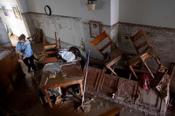 Una mujer limpia su casa afectada por las inundaciones en Valencia, España.