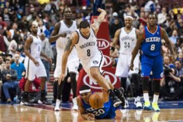 Brandon Davies (20) y Deron Williams (8) luchan por el balón.