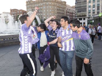 Seguidores del Real Valladolid celebran la permanencia en la fuente de la Plaza de Zorrilla de la capital vallisoletana.