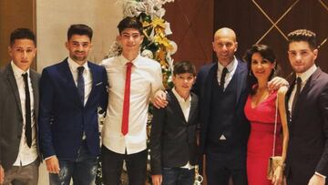 Driss posando con la familia Zidane al completo.