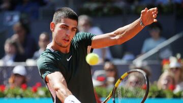 Tennis - ATP Masters 1000 - Madrid Open - Caja Magica, Madrid, Spain - May 6, 2022 Spain's Carlos Alcaraz Garfia in action during his quarter final match against Spain's Rafael Nadal REUTERS/Isabel Infantes