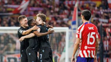 Los jugadores del Brujas celebran la clasificación ante la mirada de Savic.