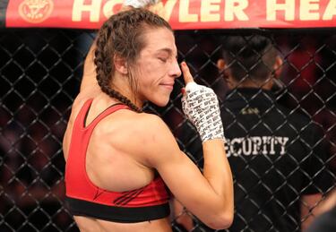 Prochazka brilla en el UFC 275 y somete a Teixeira en la pelea del a?o