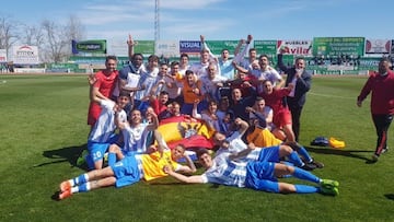 Los jugadores del CF Talavera de la Reina celebran la clasificación para la segunda fase de Segunda B y la Primera División RFEF 2021-2022 sobre el césped del Estadio Villanovense.