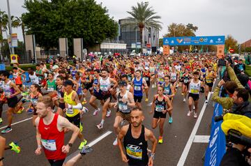 Corredores participan en la Media Maratón de Valencia.