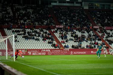 El portero del conjunto albaceteño fue clave para que un punto se quedara en el Carlos Belmonte. El portero checo detuvo dos penaltis al Racing de Ferrol.