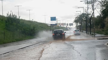 Vehículos circulan por la lluvia, a 4 de noviembre de 2024, en Badalona, Barcelona, Cataluña (España). El aeropuerto ha desviado 12 vuelos por las lluvias. El Servei Meteorològic de Catalunya (SMC) ha emitido un aviso por tiempo violento en varias comarcas de Barcelona y Tarragona, incluido el Baix Llobregat, donde ha decretado un grado de peligro máximo.
04 NOVIEMBRE 2024;BARCELONA;AEROPUERTO;LLUVIAS;ALERTA
Kike Rincón / Europa Press
04/11/2024