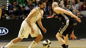 Sergio Llull (Real Madrid) botando el balón ante el RETAbet Bilbao Basket.