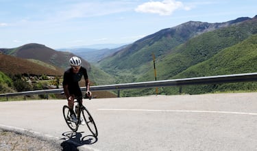 Se trata de una subida bastante expuesta, especialmente en uno de los márgenes de la carretera, por lo que el viento podría afectar. "Cuando pega de cara ayuda menos a los valientes, pero esta es una subida para los favoritísimos de la general", dice Pereiro.