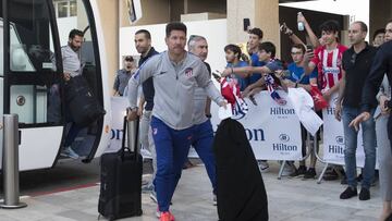 El Atleti ya est¨¢ en Tel Aviv: Simeone y Griezmann los m¨¢s aclamados