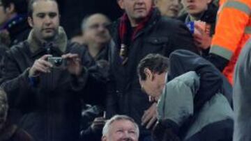 Sir Alex Ferguson, t&eacute;cnico del United, saluda a Butrague&ntilde;o en el palco del Camp Nou en el cl&aacute;sico de Copa.