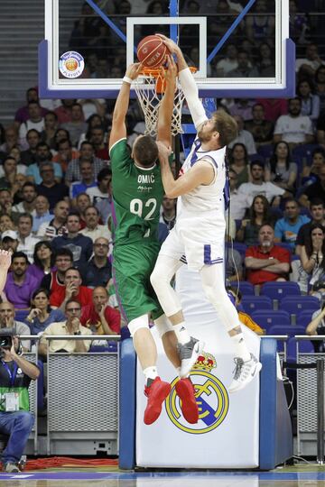 Tapón de Andrés Nocioni  a Alen Omic.
