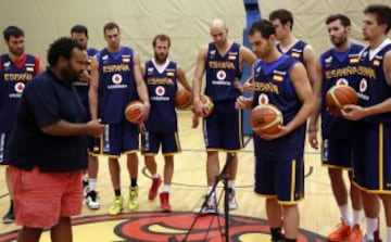 Los jugadores de la selección española, pasaron un buen rato, durante la grabación de un videoclip, para la canción oficial del Mundial de baloncesto, compuesta por el productor musical Carlos Jean