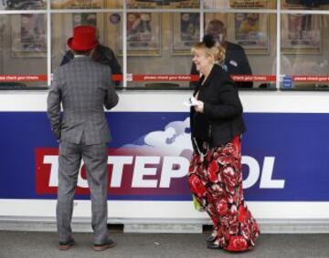 Grand National: Ladies' Day elegance from Aintree