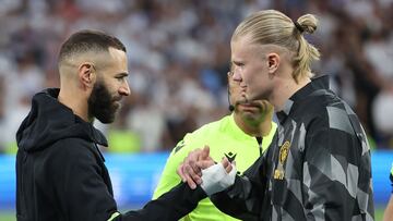 Manchester City's Norwegian striker Erling Haaland (R) shakes hands with Real Madrid's French forward Karim Benzema prior the UEFA Champions League semi-final first leg football match between Real Madrid CF and Manchester City at the Santiago Bernabeu stadium in Madrid on May 9, 2023. (Photo by Thomas COEX / AFP)