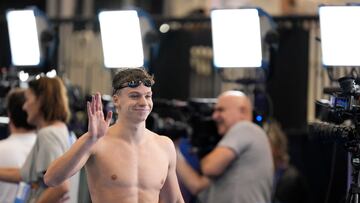 Fukuoka (Japan), 26/07/2023.- Leon Marchand of France waves after competing at the Men's 200m Individual Medley heats of the Swimming events during the World Aquatics Championships 2023 in Fukuoka, Japan, 26 July 2023. (200 metros, Francia, Japón) EFE/EPA/FRANCK ROBICHON
