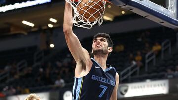 Ridículo de Charlotte con Dallas; Aldama, cerca de un doble-doble