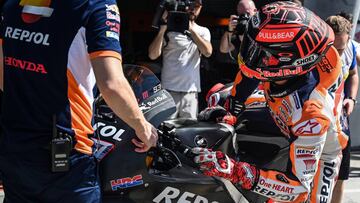 Repsol Honda Team's Spanish rider Marc Marquez returns to the pit lane during the first day of the 2019 MotoGP pre-season testing at the Sepang International Circuit in Sepang on February 6, 2019. (Photo by Mohd RASFAN / AFP)
