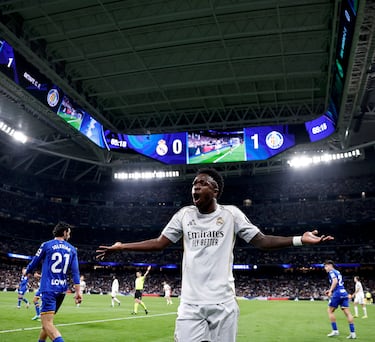 Vinicius protesta una acción durante el encuentro.