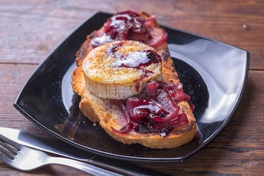 Tuesta rebanadas de pan pon una porción de queso de cabra cremoso.
Saltea cebolla roja en aceite de oliva con vinagre balsámico hasta caramelizar y colócala sobre las tostadas.