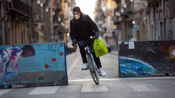 Un ciclista cruzando las calles de Palermo.
