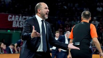 El entrenador del Real Madrid, Chus Mateo, durante el partido de la tercera jornada de la Euroliga de baloncesto que Baskonia y Real Madrid disputan este martes en Vitoria.