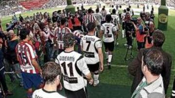 <b>ESPECTACULAR. </b>El Molinón presentaba un aspecto impresionante a la salida de ambos equipos al terreno de juego.