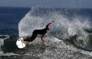La surfista Leticia Canales, top-10 del Mundo ahora mismo, es una de las que figuran como Deportistas de Alto Nivel en surf. Aquí, surfeando en su playa local de Sopelana tras el confinamiento.