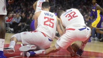 Austin Rivers cae encima de la pierna de Blake Griffin.