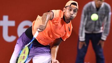 Nick Kyrgios saca en su partido ante Gael Monfils durante la semifinal del Torneo de Tokio.