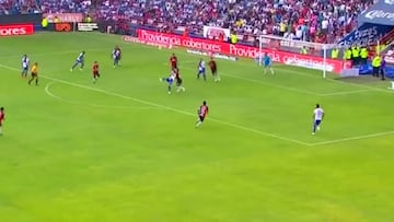 El increíble pase de 'chilena' de Sagal que casi termina en gol