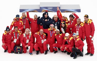 Oriol Cardona y Ana Alonso celebran junto a la delegación española el haber conseguido la medalla de bronce.