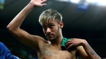 Neymar agradece al público los ánimos.