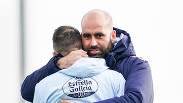 El entrenador Claudio Giráldez abraza al delantero Iago Aspas durante un entrenamiento del Celta.
