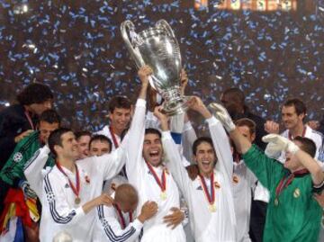 La Novena. Los jugadores del Real Madrid levantan la Copa de Europa tras derrotar en la final al Bayer Leverkusen en el partido disputado en el estadio Hampden Park en Glasgow (Escocia).