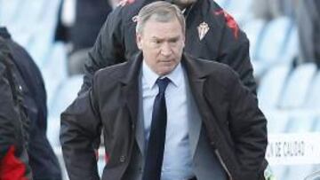 <b>CRISPADO. </b>Clemente abandona el banquillo de Getafe muy molesto.