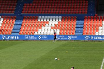 Ander Cantero corriendo alrededor del terreno de juego


