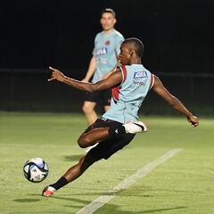 Lorenzo trabaja con grupo completo y perfila su XI