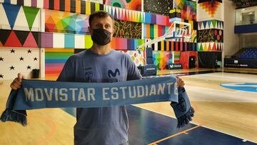 Martins Laksa, en el Magariños, con la bufanda del Movistar Estudiantes.