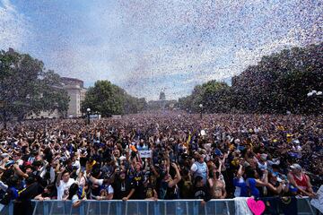 Aficionados de los Denver Nuggets durante la ceremonia de celebración del título de la NBA.