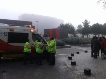 Reyerta entre aficionados de fútbol del Deportivo de La Coruña y el Atlético de Madrid, en las inmediaciones del Madrid Río, cerca del estadio Vicente Calderón, en la que se ha atendido a otras 11 personas, tres por arma blanca, otros tres con heridas inciso contusas en el cráneo, uno tiene trauma facial, tres más contusiones leves y una policía nacional una fractura en la falange de un dedo de la mano. 