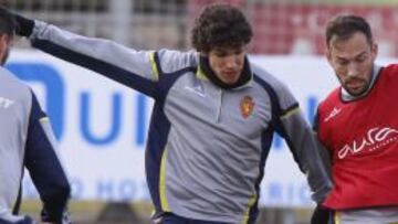 Internacional sub-19. Jes&uacute;s Vallejo (de gris) pugna con Tato (de rojo) en un entrenamiento.
 