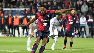 Soccer Football - Serie A - Cagliari v Juventus - Sardegna Arena, Cagliari, Italy - April 19, 2024 Cagliari's Yerry Mina scores their second goal from the penalty spot REUTERS/Alberto Lingria