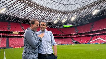 BILBAO, 11/05/2024.- El entrendor del Athletic de Bilbao, Ernesto Valverde (d), habla con el entrenador del CA Osasuna, Jagoba Arrasate (i), ambos sancionados y que ver¨¢n el partido desde la grada, hoy s¨¢bado en San Mam¨¦s. EFE/Luis Tejido