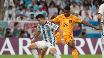 . LUSAIL (CATAR), 09/12/2022.- Denzel Dumfries (d) de Países Bajos disputa un balón con Marcos Acuña de Argentina  hoy, en un partido de los cuartos de final del Mundial de Fútbol Qatar 2022 entre Países Bajos y Argentina  en el estadio de Lusail (Catar) . EFE/Juan Ignacio Roncoroni
