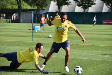 Carlos Bacca y David Ospina en acción durante el tercer entrenamiento de la Selección Colombia en Milanello, donde el equipo estará concentrado lo que queda antes de viajar a Rusia.